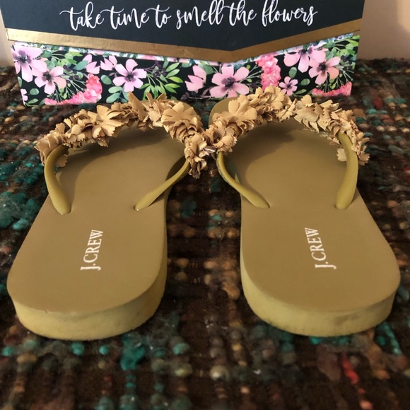 🌟B2G1🌟 J. Crew Tan/Gold Floral Flip Flops - Picture 4 of 10